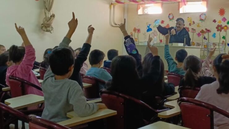 YAZAR AYTEKIN DERINKUYU ‘DA ÖĞRENCILERLE BIRARAYA GELDİ