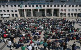 Bursaspor’un şampiyonluk maçı Halk Evi önünde dev ekranda izlendi