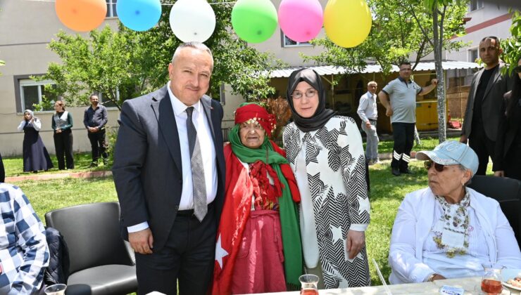 Vali Ali Fidan’dan Huzurevine Bayram Ziyareti