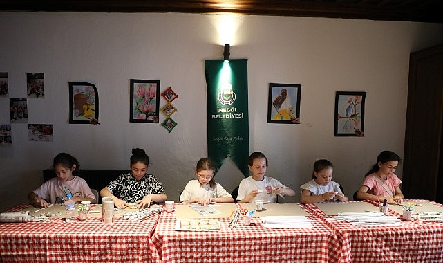 Çocuklar Sanat Atölyelerinde Hem Eğleniyor Hem Öğreniyor