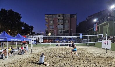 Gölcük’te Plaj Voleybolu Turnuvası Büyükler Kategorisinde Sona Erdi