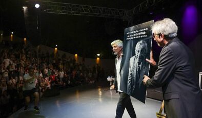 Buca Zeki & Metin sahnesinin uzun süren sessizliği alkışlarla bozuldu