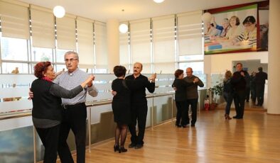 Karşıyaka Belediyesi’nden ücretsiz salon dansları kursu