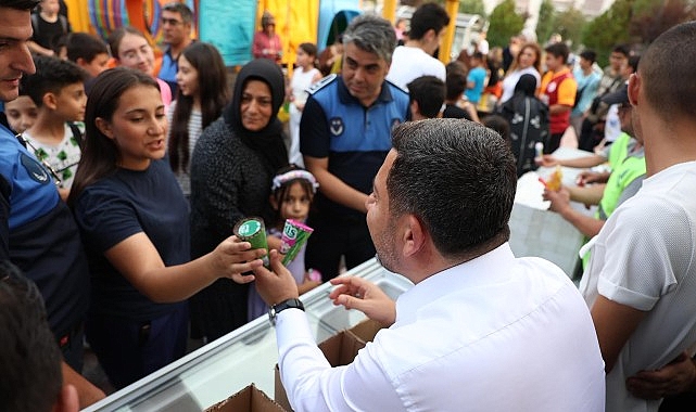 Rasim Başkan’dan Çocuklara Dondurma ve Limonata