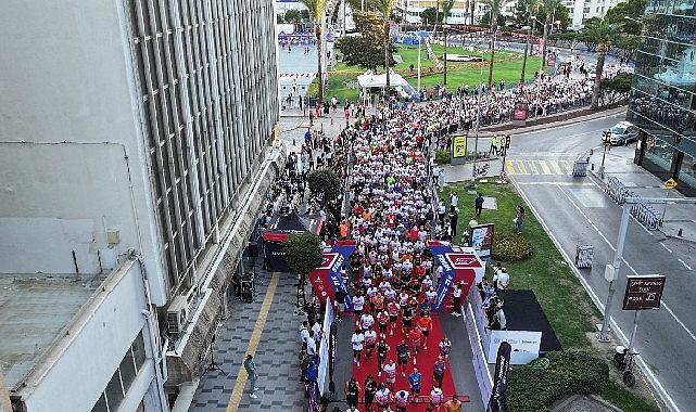 İzmir’de Uluslararası 9 Eylül İzmir Yarı Maratonu renkli görüntülere sahne oldu
