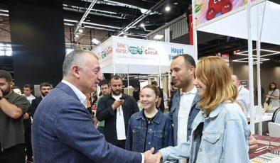 Başkan Büyükakın fuarı gezdi kitap severler ile sohbet etti
