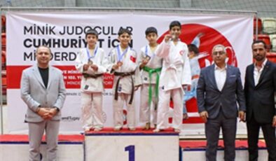Minik sporcular Cumhuriyet için ter döktü