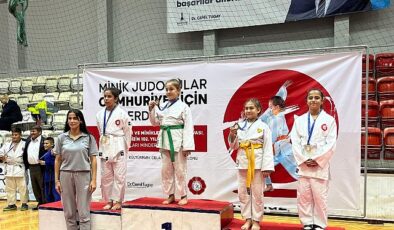 Konak’ın judo takımı ilk turnuvadan madalyalarla döndü
