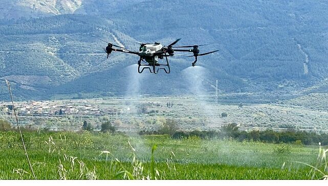 Başkan Çerçioğlu’nun Tarıma ve Üreticilere Destekleri Sürüyor: Tarlalar Drone ile Ücretsiz Gübreleniyor