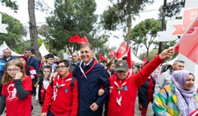 Başkan Tugay çocuklarla 23 Nisan coşkusunu paylaştı