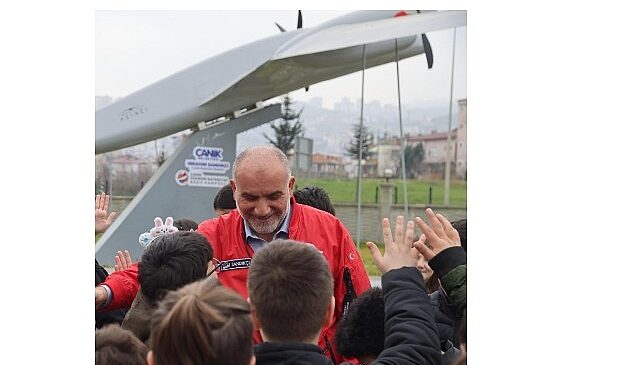 Bu İlçede Sınava Giren Öğrencileri İnsansı Robot Karşılıyor