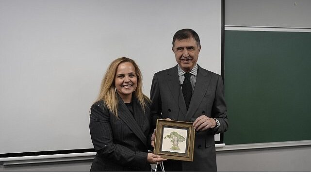 Geleceğin Profesyonelleri, Ahmet Pura ile “Hayat Güneşli Bir Sağanak” Konferansı’nda Bir Araya Geldi