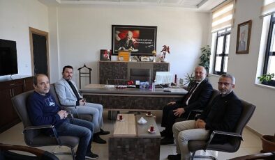 Geyve Belediye Başkanı Selçuk Yıldız’dan Okullara Moral Ziyareti: Öğretmenlere Gül, Öğrencilere Başarı Dileği