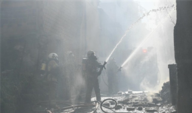 Konak’ta bina yangını kontrol altına alındı