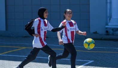 OSB Ortaokulunda 1.100 Öğrenciye İnegölspor Forması Dağıtıldı