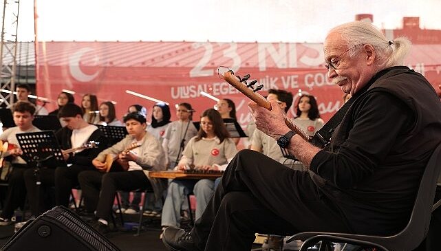 Usta Sanatçı Cahit Berkay Gençlerle Aynı Sahneyi Paylaştı